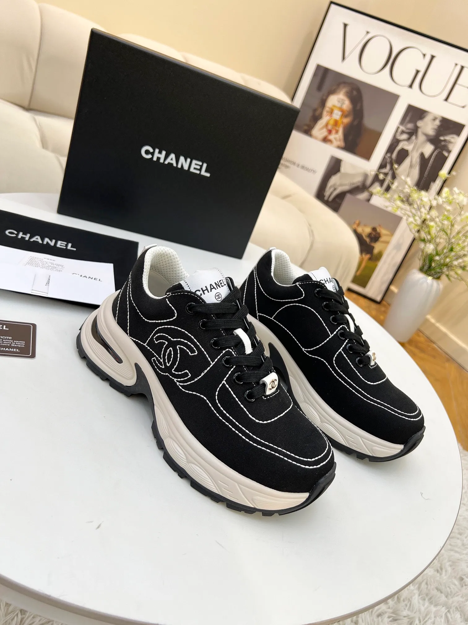 👟👟Ex-factory price 500👟👟 Cloth CHANEL 25C new casual shoes for early spring vacation. A pair of comfortable shoes can reduce the fatigue on your feet. The new style is very versatile, whether it is daily wear or a sister party. It can be easily used for commuting in the workplace, outdoor sports and various occasions. It can increase the height, straighten the legs, modify the shape of the feet, is comfortable and comfortable without rubbing the feet, and has good breathability. It can also be worn in summer. Office workers can also easily own it when wearing it. The fabric is pebbled cowhide + plaid pad to show off sheepskin. The original open-molded rubber foam outsole! size: 35-40 (41 customized, non-refundable and non-exchangeable)
